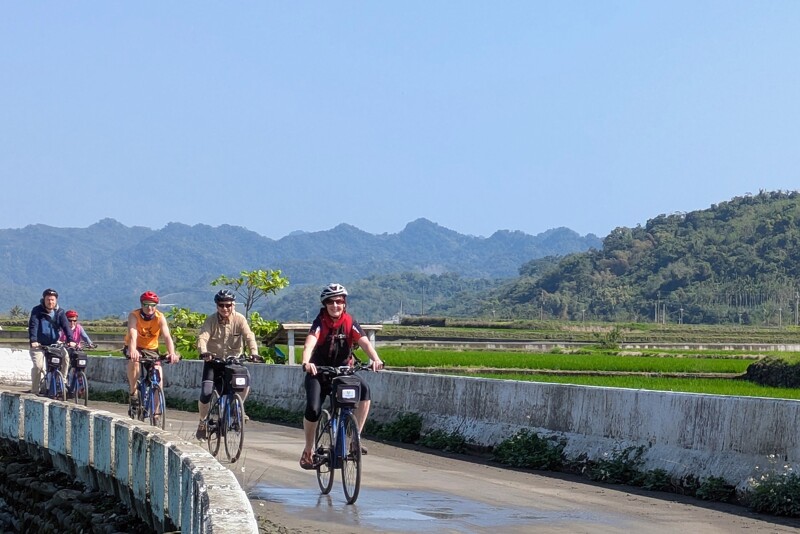 Fahrradtour zwischen Reisfeldern und entlang der wilden Ostküste