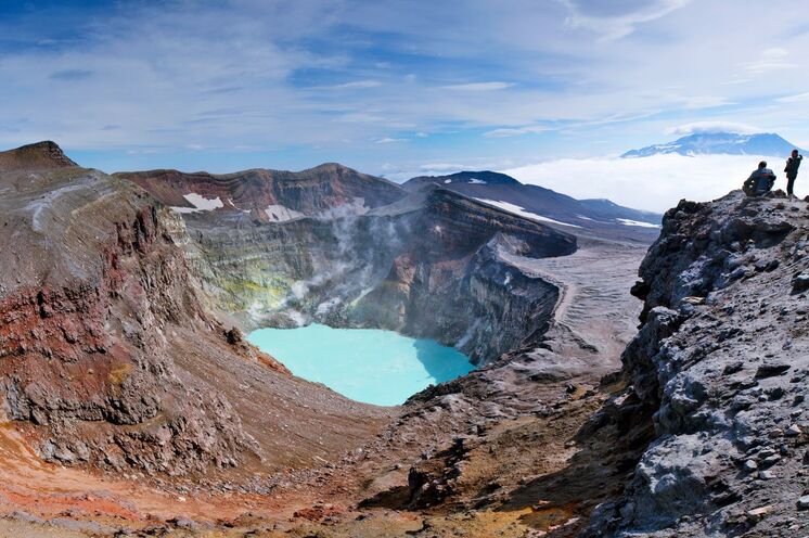 Ausblick auf den türkisblau leuchtenden Kratersee des Goreli