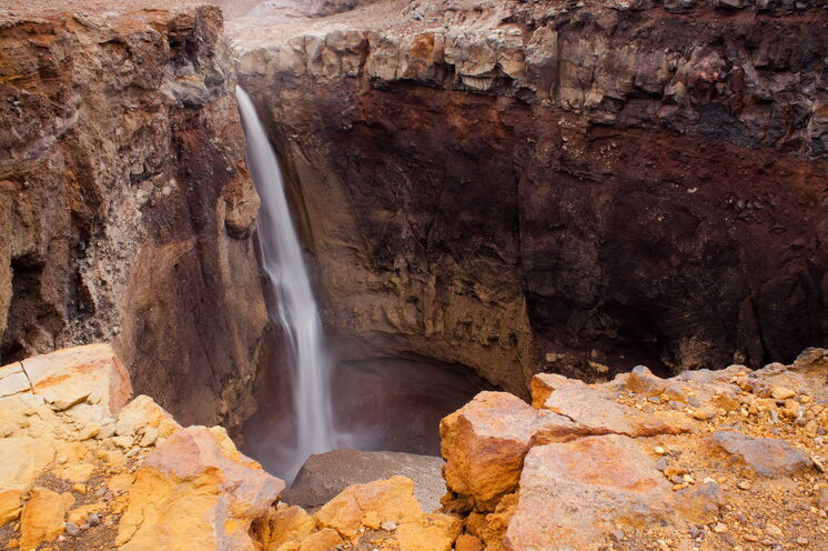 Aus 80m stürzt der Wasserfall am Vulkan Mutnowski in den Canyon