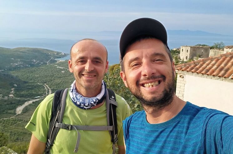 Fahrer Berti (links) und Reiseleiter Marin (reschts) lassen zusammen Ihre Albanien-Reise zu einem unvergesslichen Erlebnis werden