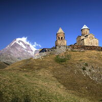 Einsam im Hochgebirge liegt die Gergeti-Kirche, im Hintergrund „grüßt” der Kasbek (5047 m)