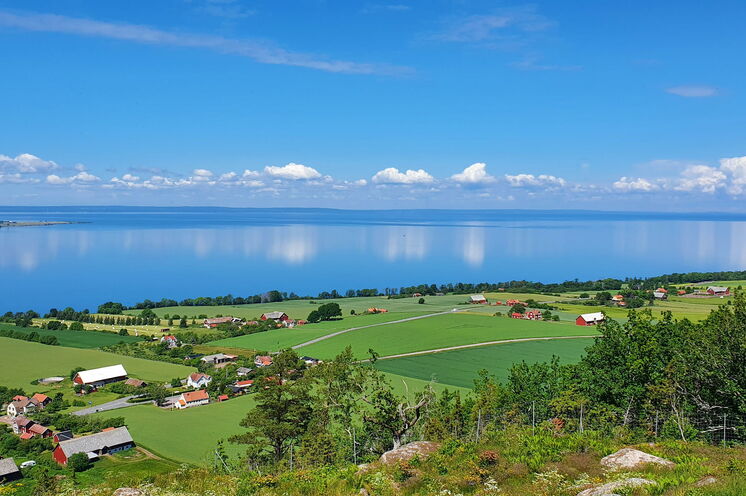 Da geht's einmal rund herum! Der malerische Vätternsee ist der zweitgrößte See Schwedens 
