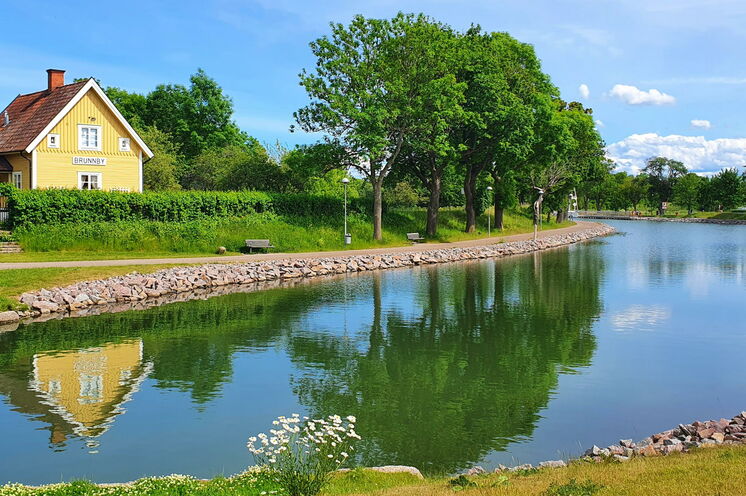 Unsere Unterkunft liegt direkt am malerischen Göta Kanal.