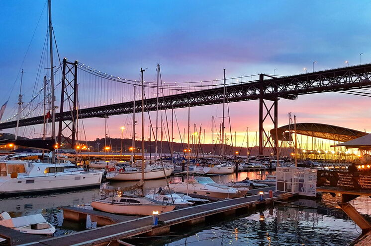 Unser Begrüßungsessen findet in einem der besten Fischrestaurants Lissabons, am kleinen Yachthafen mit atemberaubenen Blick auf die Ponte 25 de Abril, statt