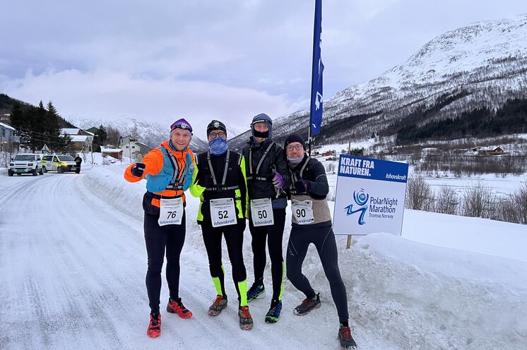 Am Start des Polar Night Marathon (42 km) im kleinen Dorf Sjøtun auf Kvaløya. (13 Uhr, Jan. 2024)