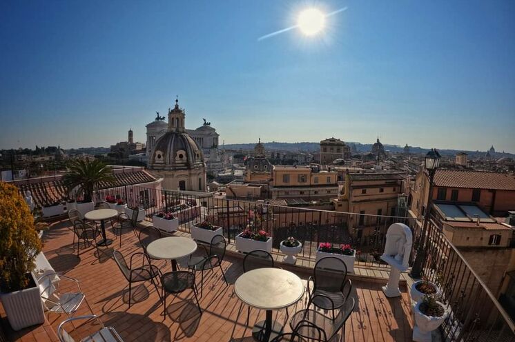 Die Dach-Terrasse unseres zentralen Hotels Helvezia  lädt zum relaxen ein
