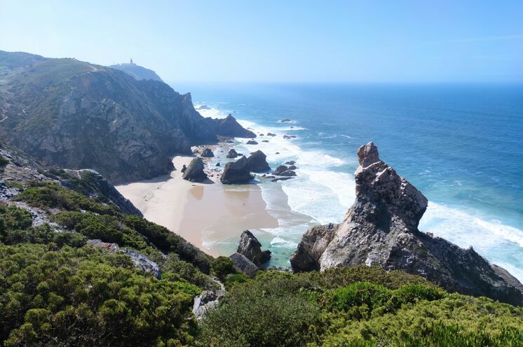 Malerische Steilküsten erwarten Sie an der Küste im Nationalpark Sintra-Cascais, nur knapp eine Stunde von Lissabon entfernt