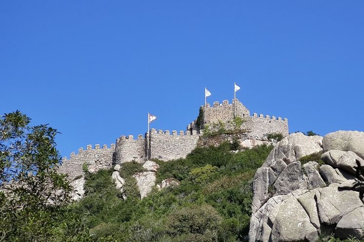 Unter anderem das Castelo dos Mouros, erbaut im 8 Jh., welches zur Verteidigung der gesamten Region diente.