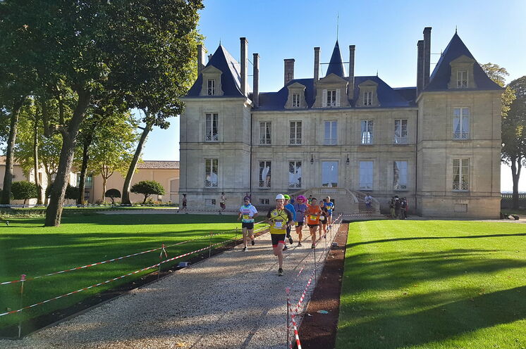 Der Weg führt die Läufer von Chateau zu Chateau, eines schöner als das andere...
