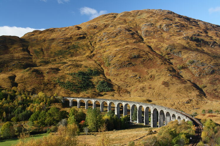Die optionale Zugfahrt mit der Dampfeisenbahn "Jacobite Steam Train" (optional), dem "Hogwarts Express" aus den Filmen "Harry Potter" führt Sie unter anderem über das Glenfinnan Viaduct.