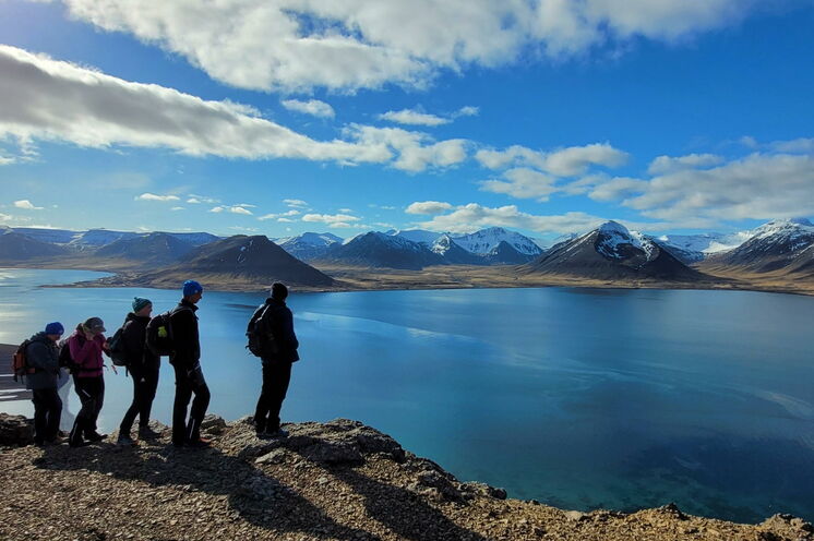 Vor dem Lauf lernen Sie Islands grandiose Naturkulisse auf zwei kleineren Wanderungen kennen