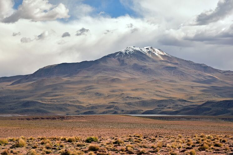 Zum krönenden Abschluss besteigen Sie an der Grenze zu Chile und Argentinien den Vulkan Uturunku (6008 m), der als einer der einfachsten 6000er der Welt gilt. 