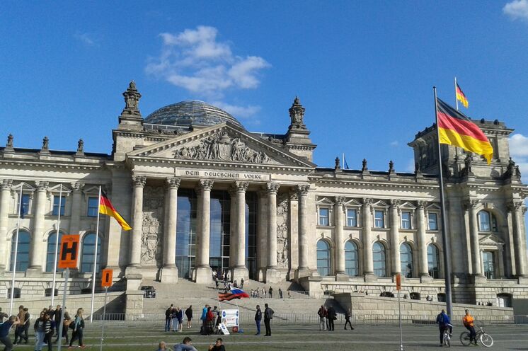 Gönnen Sie sich im Vorfeld Stadt und Kultur pur. Einen Besuch immer wert - der Reichstag (Voranmeldung für den Kuppelbesuch sehr empfohlen).