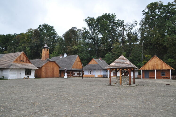 Im Freilichtmuseum in Sanok (Tag 5) sind ursprüngliche Wohngebäude zu sehen