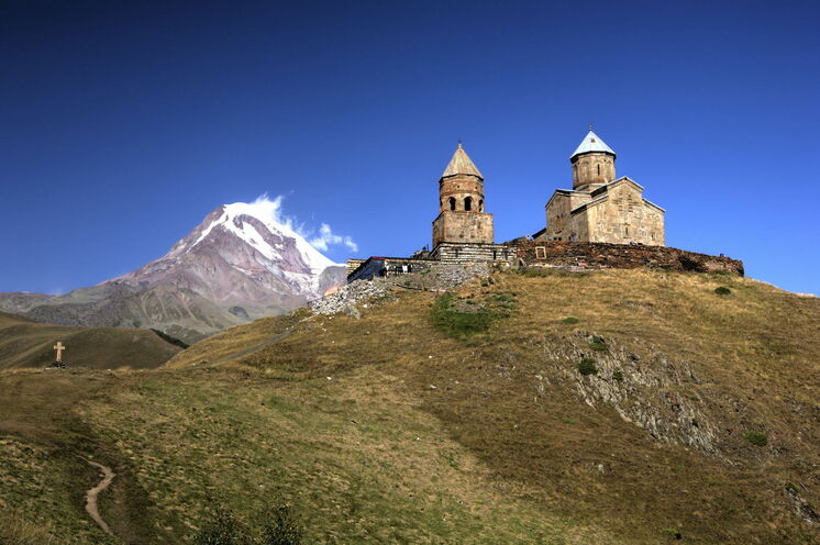 Auf der Wanderung zu der 2170 m hoch gelegenen Gergeti Dreifaltigkeistkirche mit Blick auf den Kasbek
