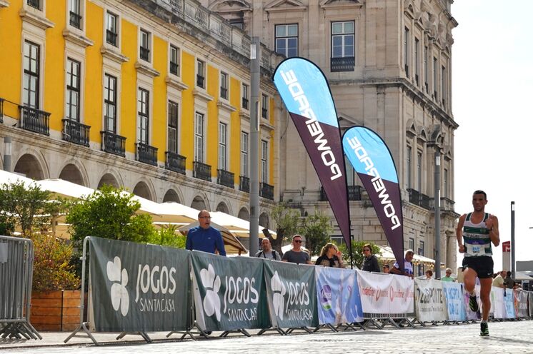 Der Lissabon Marathon startet im Badeort Cascais und die Strecke führt zum Großteil wunderschön an der Atlantikküste entlang