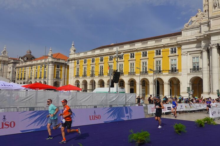 Ziel des Marathons und auch des parallel stattfindenden Halbmarathons ist auf Lissabons schönstem Platz, dem Praça do Comércio