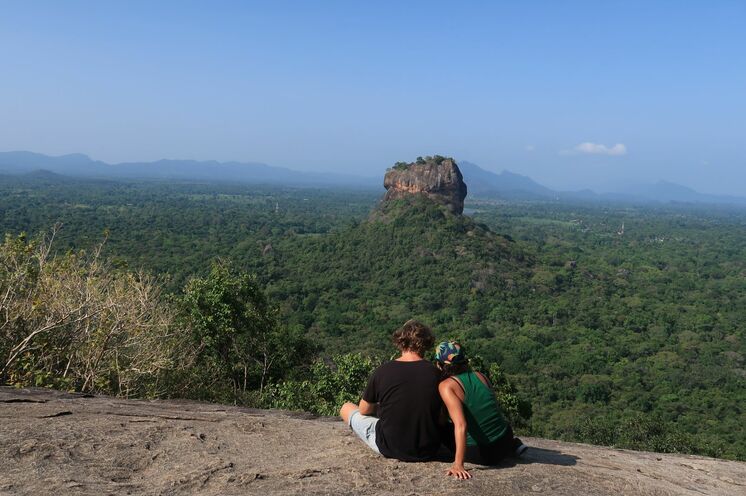 Ein einzigartiger Blick auf den Sigiriya-Felsen erwartet Sie vom Pidurangala-Felsen aus