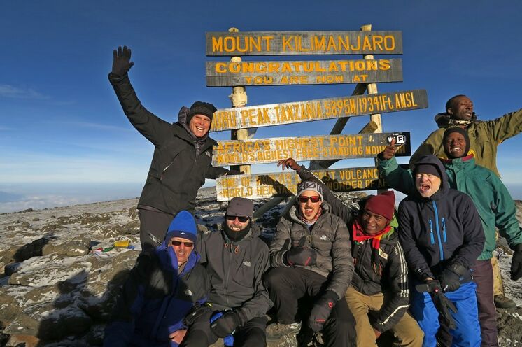 Den Gipfel Uhuru Peak erreicht - ein Traum ist war geworden