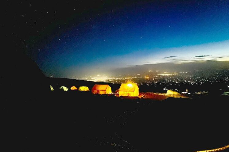 Karanga Camp (4.000m) - Abendstimmng und Blick auf Moshi