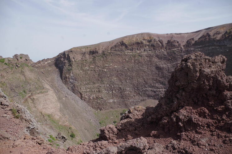 Blick in den Krater des Vesuvs - Ihr Reisehighlight an Tag 9