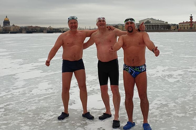 Im März ist die Newa noch weitgehend zugefroren, sozusagen Anbaden in russischen Gewässern möglich!