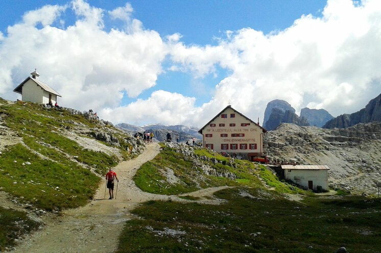 Die Drei Zinnen-Hütte vor den majestätischen Gipfeln der Dolomiten