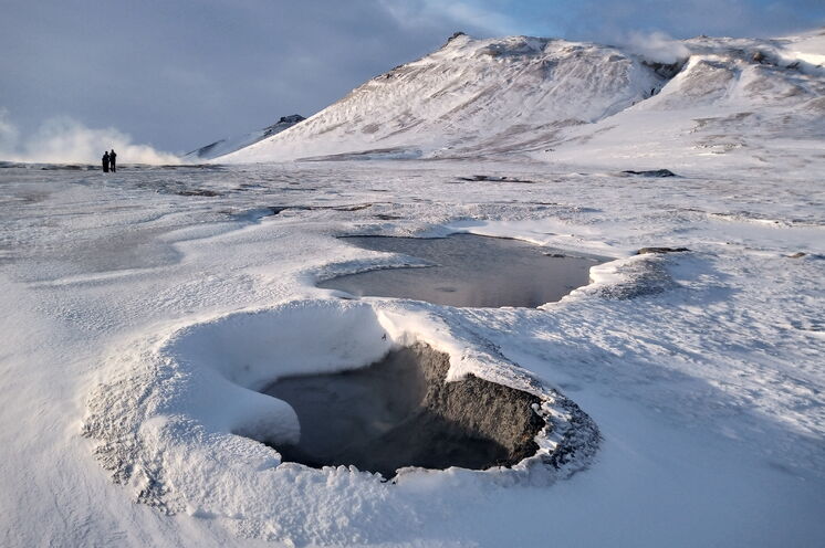 Der Erde nahe des Sees Mývatn lebt und schafft im Zusammenspiel mit winterlichen Kräften oft spannende Phänomene.