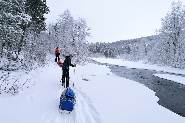 ...hier: Wegabschnitt entlang des Lemmenjoki-Flusses zur Härkäkoski-Hütte.