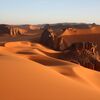 Traumhaft schöne Sahara – grandiose Felsen und farbenprächtige Sanddünen