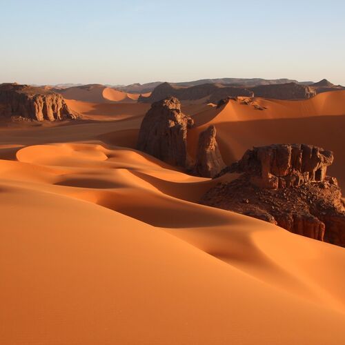 Traumhaft schöne Sahara – grandiose Felsen und farbenprächtige Sanddünen