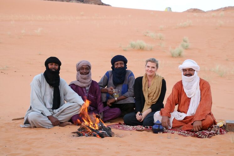 Unsere, seit Jahren verbundene Tuaregmannschaft mit Fahrer und Koch bei einer ihrer Teerunden - nach getaner Arbeit. Als Reisegast ist man immer gern willkommen.