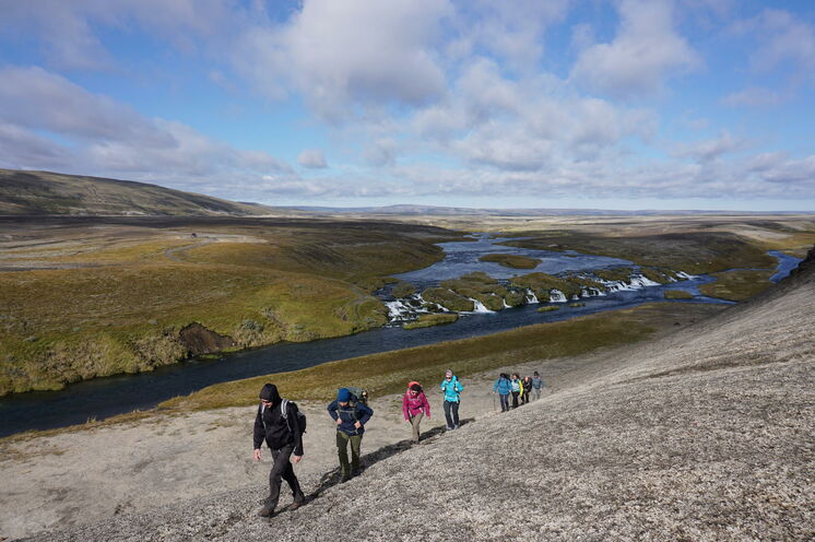 Wanderungen abseits der bekannten Pfade wie diese nahe des Vulkans Hekla sind Markenzeichen der Reise.