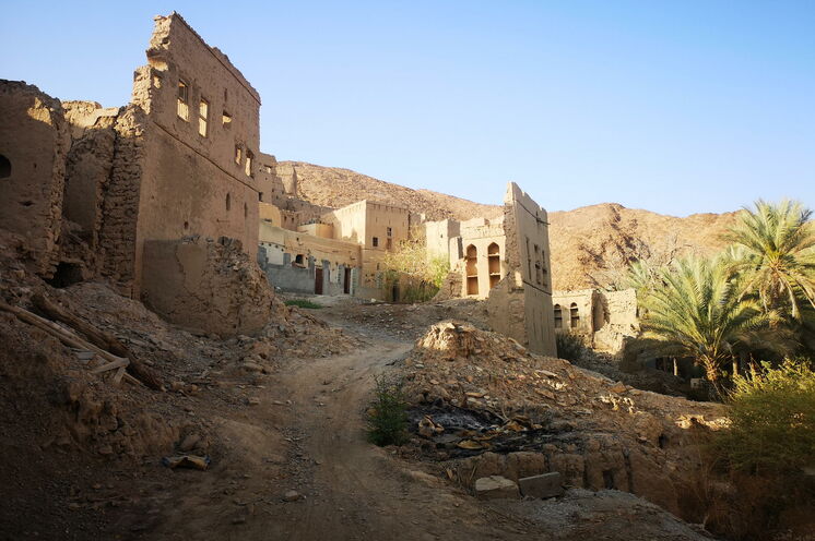 In Birkat al Mauz spazieren Sie durch das Lehmdorf, das teilweise restauriert wird.