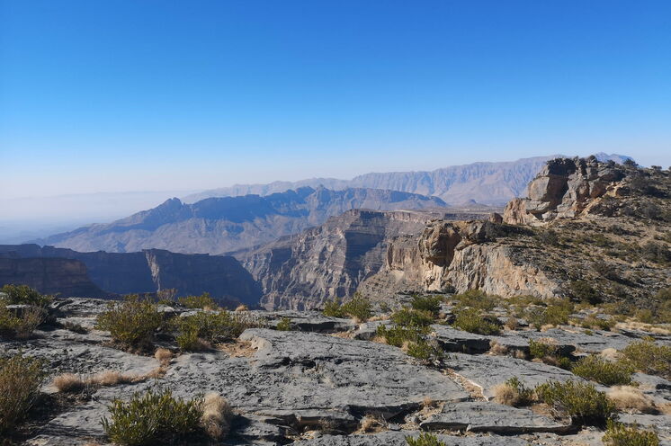 Am etwas kargeren Jebel Shams wandern Sie entlang des "Grand Canyon des Oman".