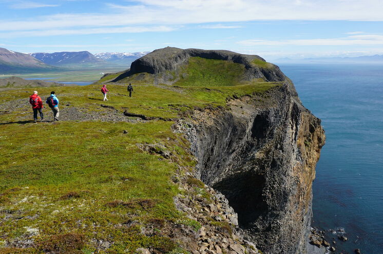Tageswanderung auf felsigem Kap mit grandiosen Fjordblick