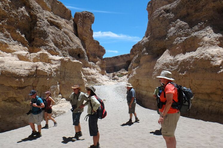 Neben den gewaltigen Dünen erkunden Sie auch den beeindruckenden Sesriem Canyon.