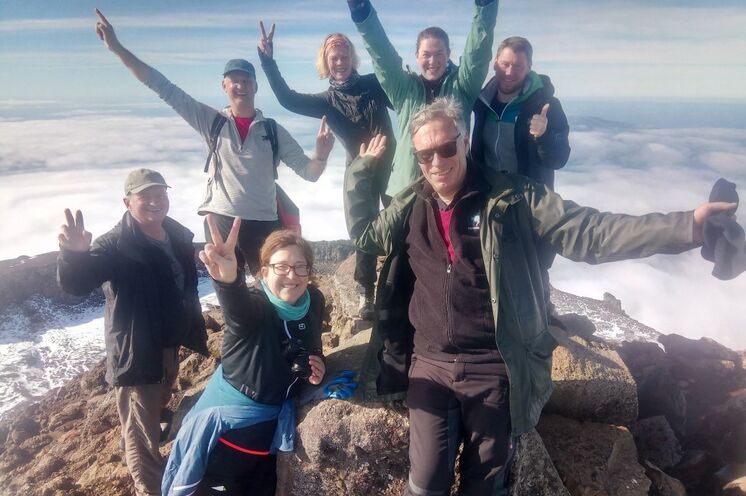 Gipfelglück auf dem Pico -  die Wanderung auf den höchten Berg Portugals ist anstrengend aber ein einmaliges Erlebnis.