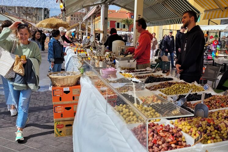Unbedingt einen Besuch wert - der bunte Blumenmarkt in Nizza
