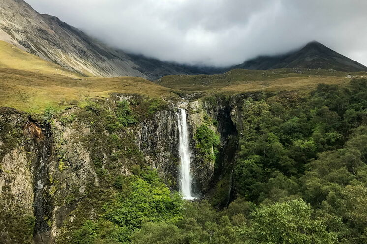 Der Glen-Brittle-Pfad fürt Sie hinauf in die Berge der Cuillins, begleitet von zahllosen Wasserfällen