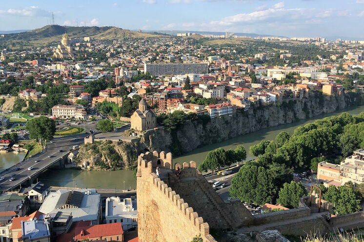 Tbilissi - Blick von der Nariqala Festung auf den Fluss Kura und die Innenstadt
