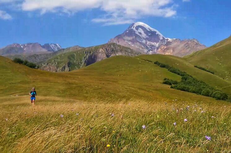 Unsere Verlängerungsreise in den großen Kaukasus führt Sie unter anderem an den Fuß des Berges Kazbek (5051 m).