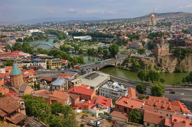 Tbilissi: Eine Stadt in der sich Geschichte und Moderne auf überraschend schöne Art und Weise vereinen. 