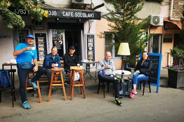 Unsere kleine Gruppe genießt die gemütliche Atmosphäre in den Straßen Tbilissis. (Foto vom Sept. 2022)