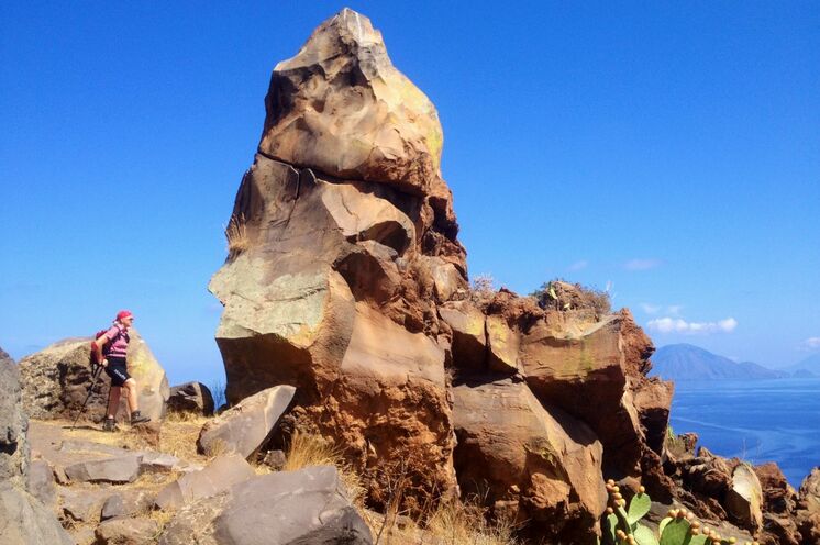 Begegnungen faszinierender Felsformationen auf der Alicudi-Wanderung