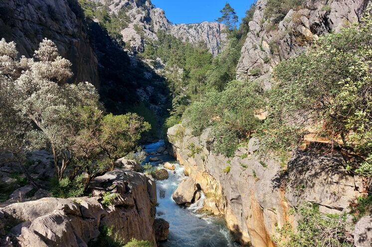 Der Yazili-Canyon beeindruckt mit seinem türkisen Farbenspiel und steht im Kontrast zu den in die Höhe ragenden, grauen Felsformationen
