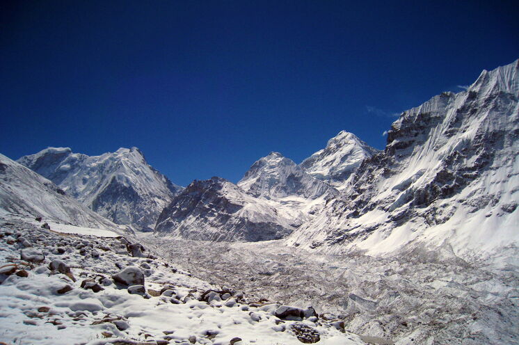 Ziel Ihrer Reise: Eisbedeckte Giganten im Rund des nördlichen Basislagers des Kanchenjunga