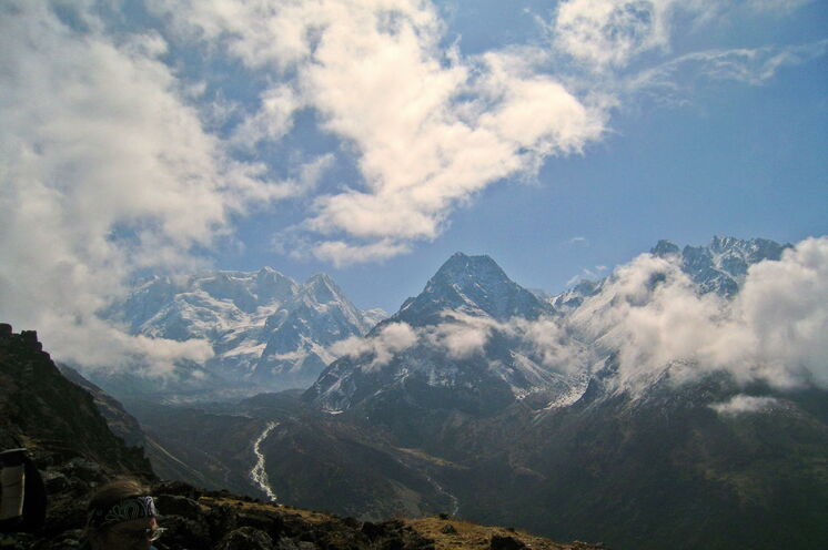 Beim Aufstieg von Tseram wird der Blick zur Südseite des Kanchenjunga Massives frei
