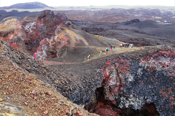 Zu Fuß geht es über die Vulkanlandschaft von Isabela.