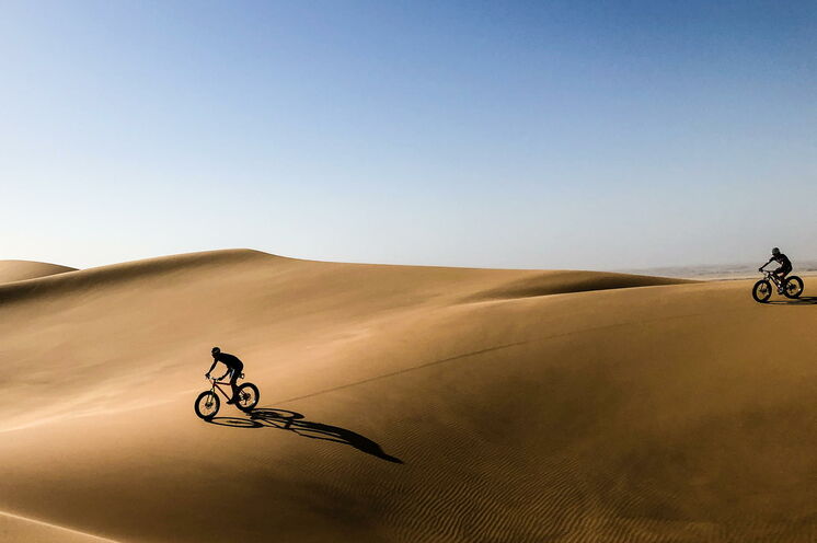 Heiße Fahrt - Unter den besonders breiten Rädern der "Fat Bikes" stiebt der Wüstensand